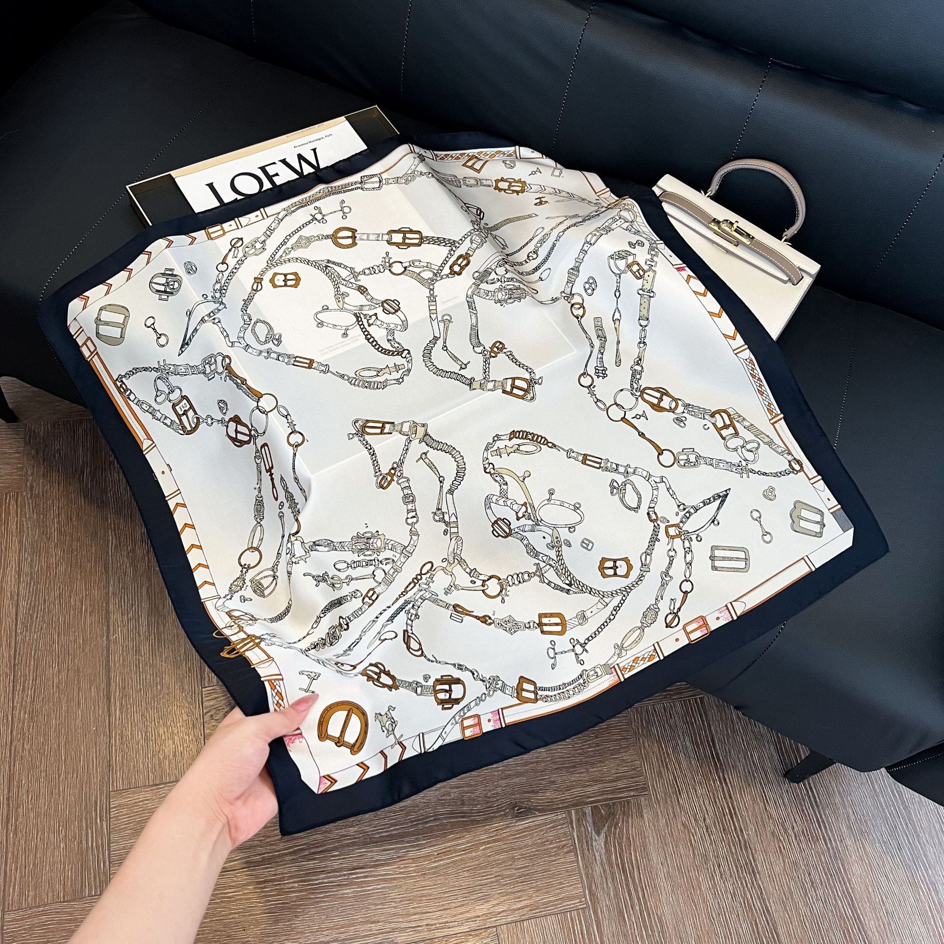 Luxury Brand Chain Print Small – Silk Neck Scarf recenzja i cena