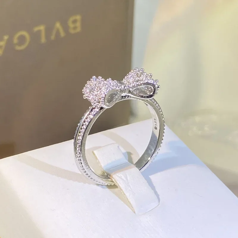 Fancy Bow Ring with Dazzling C – Tie Clip Silver recenzja i cena