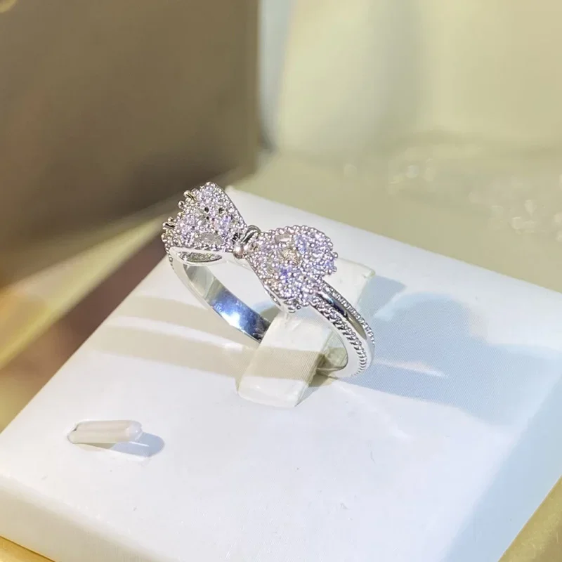 Fancy Bow Ring with Dazzling C – Tie Clip Silver recenzja i cena