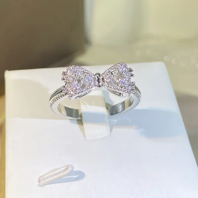 Fancy Bow Ring with Dazzling C – Tie Clip Silver recenzja i cena
