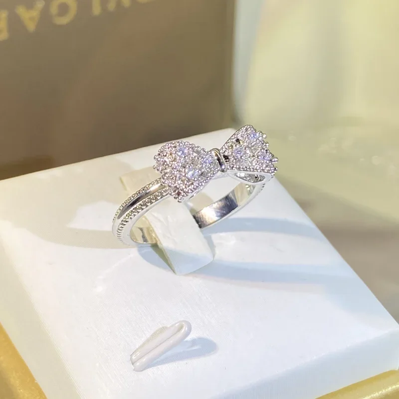 Fancy Bow Ring with Dazzling C – Tie Clip Silver recenzja i cena